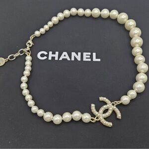 CHANEL Ivory Pearl and Gold Necklace